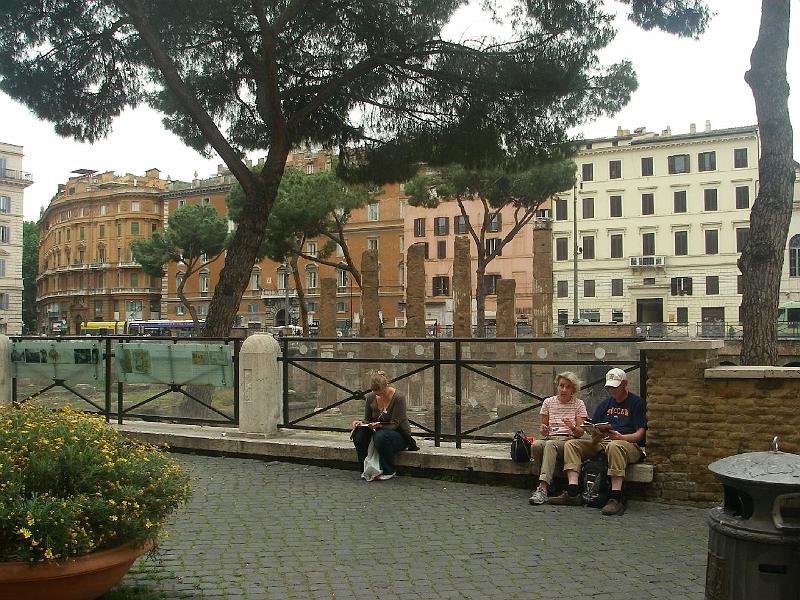 largo-di-torre-argentina.JPG - Four Republican Roman temples and the remains of Pompey's Theature are from the 3rd century B.C.  Located in the ancient Campus Martius.