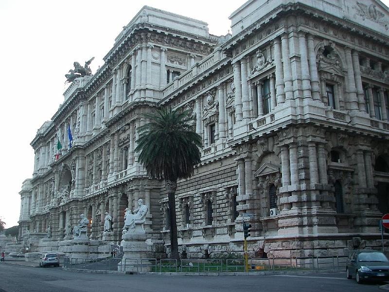 palazzo-di-giustizia.JPG - Facing the Tiber River is the building of the Supreme Court of Appeals.  aka Palazzaccio, it was built between 1888 and 1910.  It sits near Castel Sant'Angelo and the Vatican.